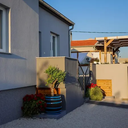 Poolincluded - Holiday Home Ivona * 马斯莱尼察