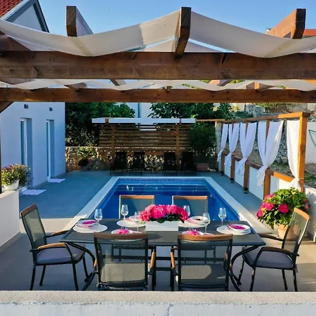 Poolincluded - Holiday Home Ivona 度假居 *