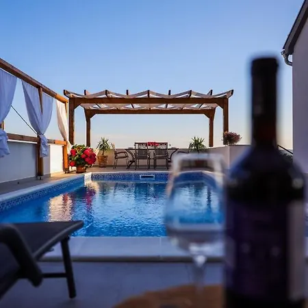 Poolincluded - Holiday Home Ivona * 马斯莱尼察