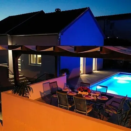 Poolincluded - Holiday Home Ivona 度假居 *