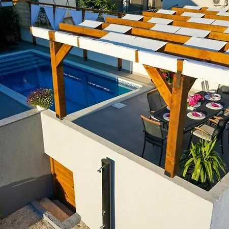 Poolincluded - Holiday Home Ivona 度假居 *