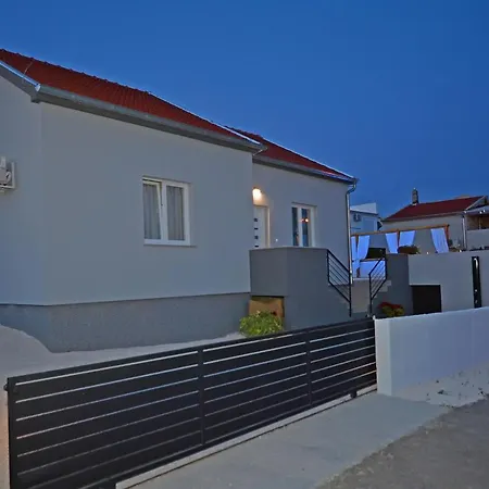 Poolincluded - Holiday Home Ivona 度假居 *
